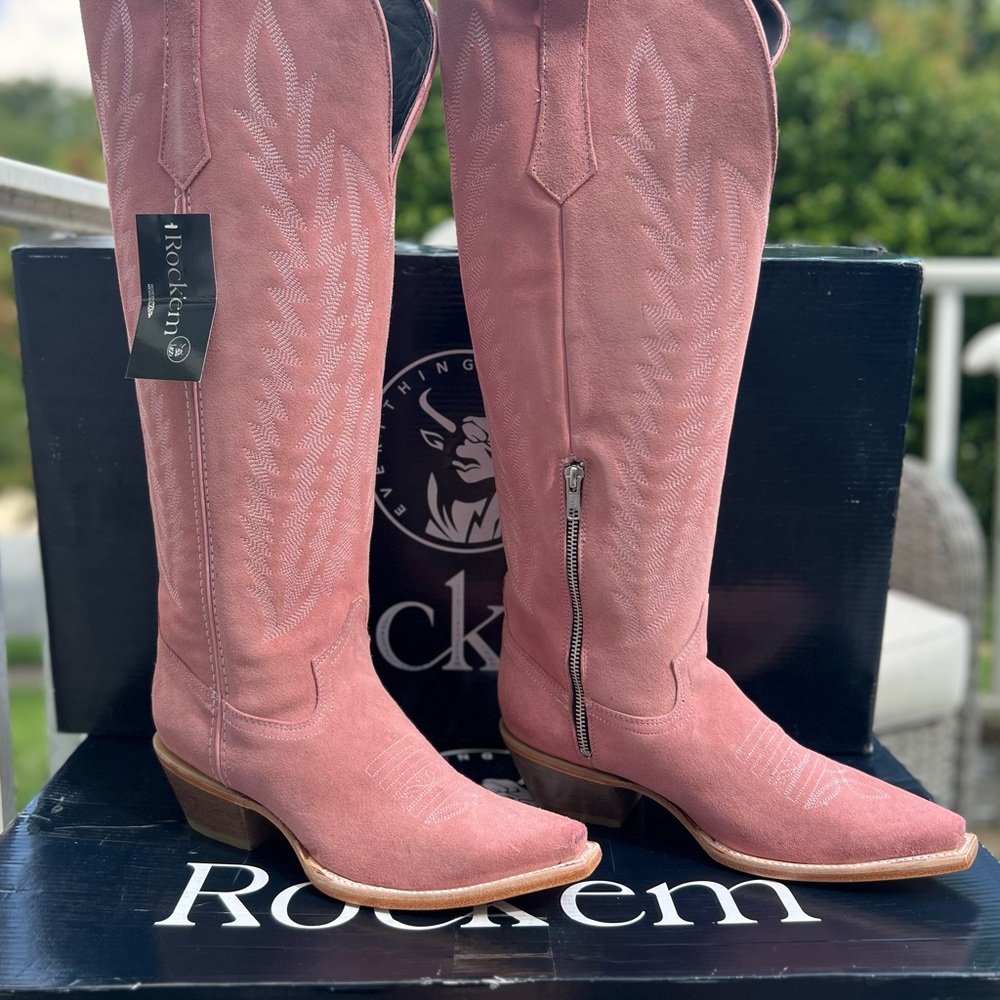 Elegant Pink Heeled Boots for Fashionable Events